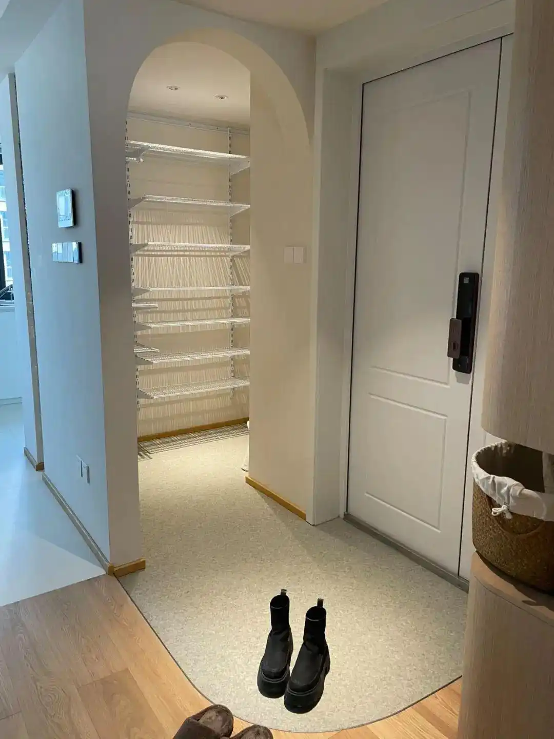门口鞋子乱放问题_进门换鞋区效果图_鞋柜设计收纳技巧