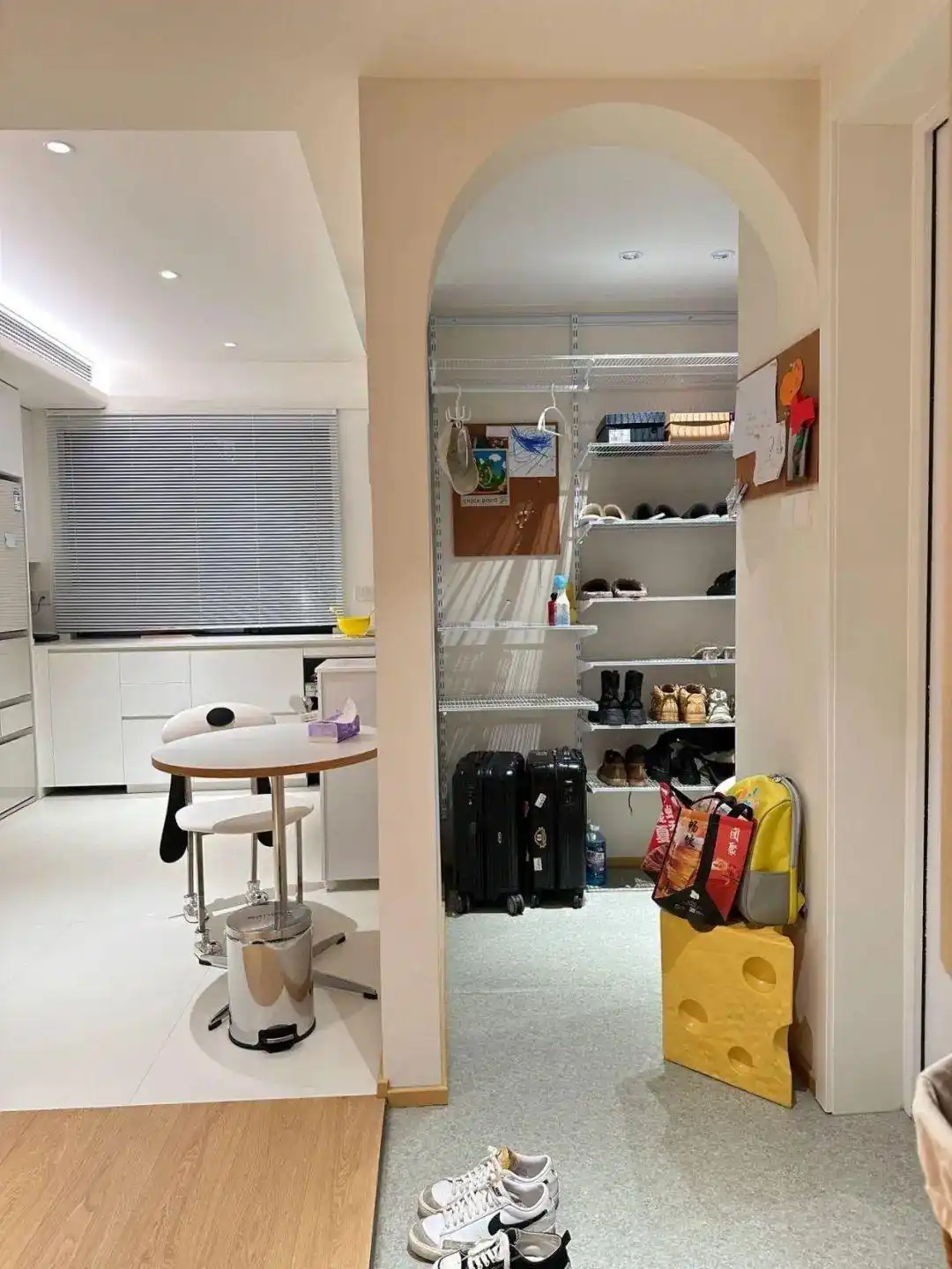 鞋柜设计收纳技巧_门口鞋子乱放问题_进门换鞋区效果图