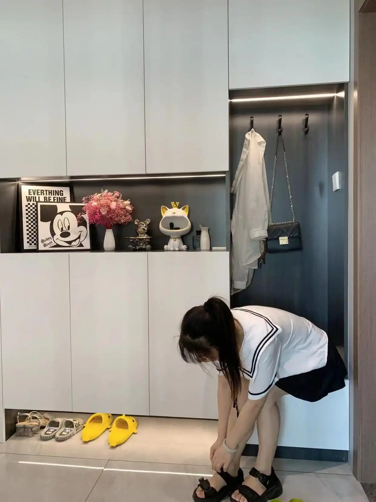 独立玄关鞋柜布局_进门换鞋区效果图_玄关设计鞋柜收纳