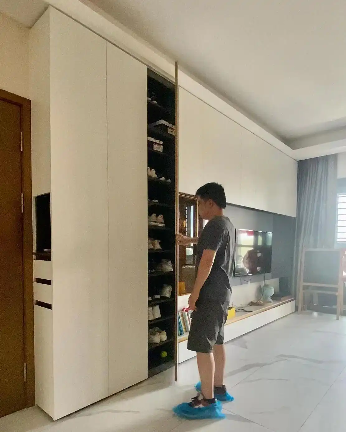 玄关设计鞋柜收纳_进门换鞋区效果图_独立玄关鞋柜布局