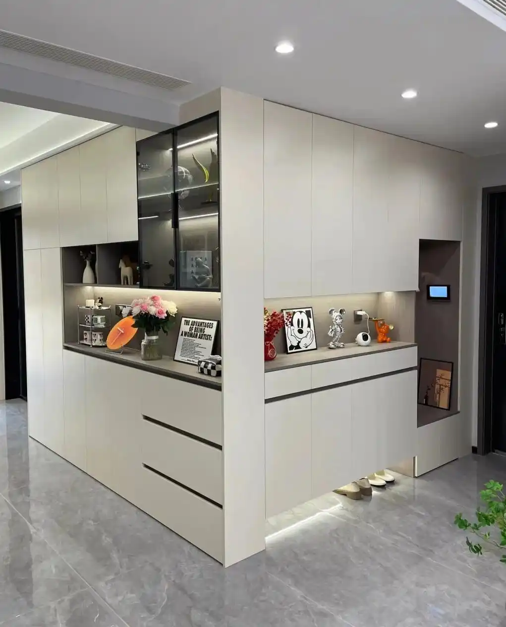 玄关设计鞋柜收纳_独立玄关鞋柜布局_进门换鞋区效果图