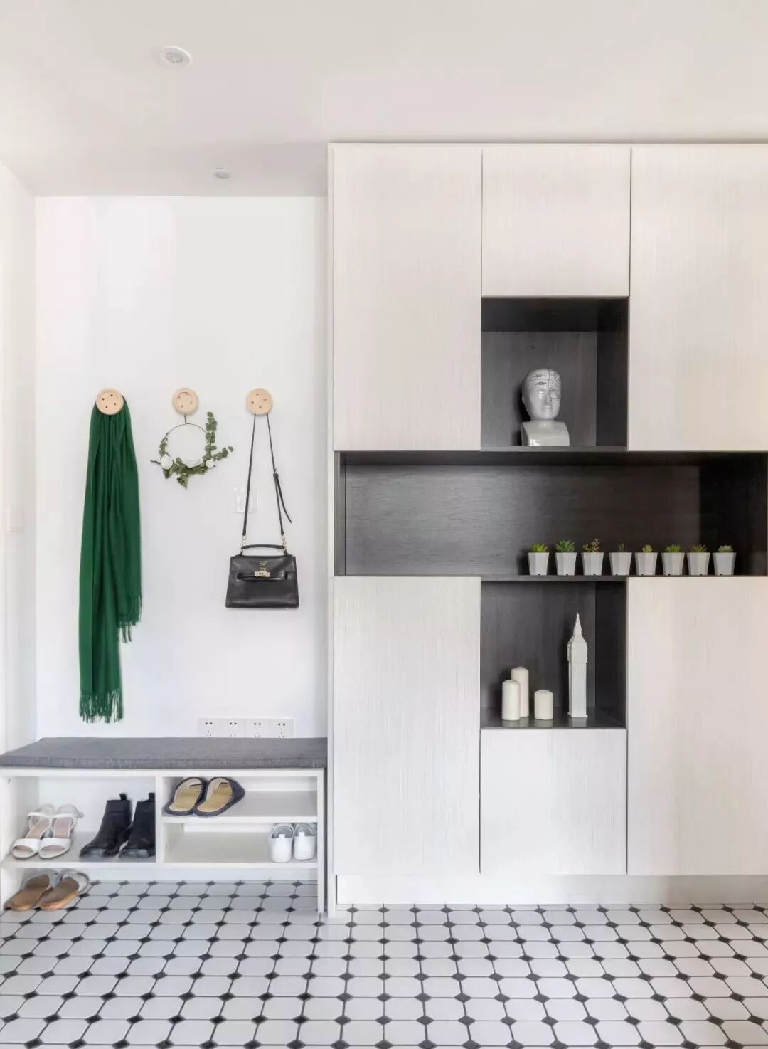 门厅设计_进门换鞋区效果图_嵌入式壁柜门厅收纳