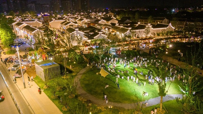 近湖路市集美食_无锡晚上好玩的地方_惠山古镇夜游