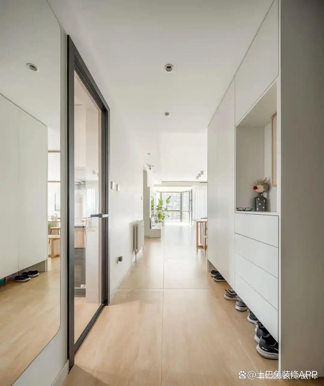 玄关收纳系统规划_进门换鞋区效果图_玄关鞋柜设计