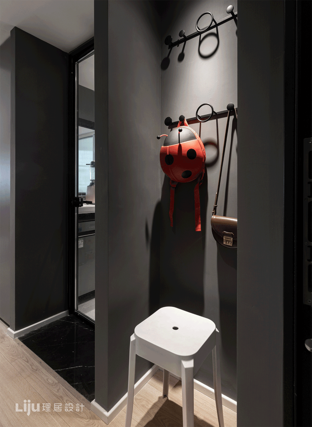 玄关收纳系统规划_进门换鞋区效果图_玄关鞋柜设计