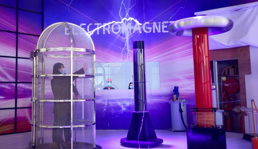 武汉科技馆新馆图片_湖北省科技馆沉浸式全景空中影院_湖北省科技馆新馆