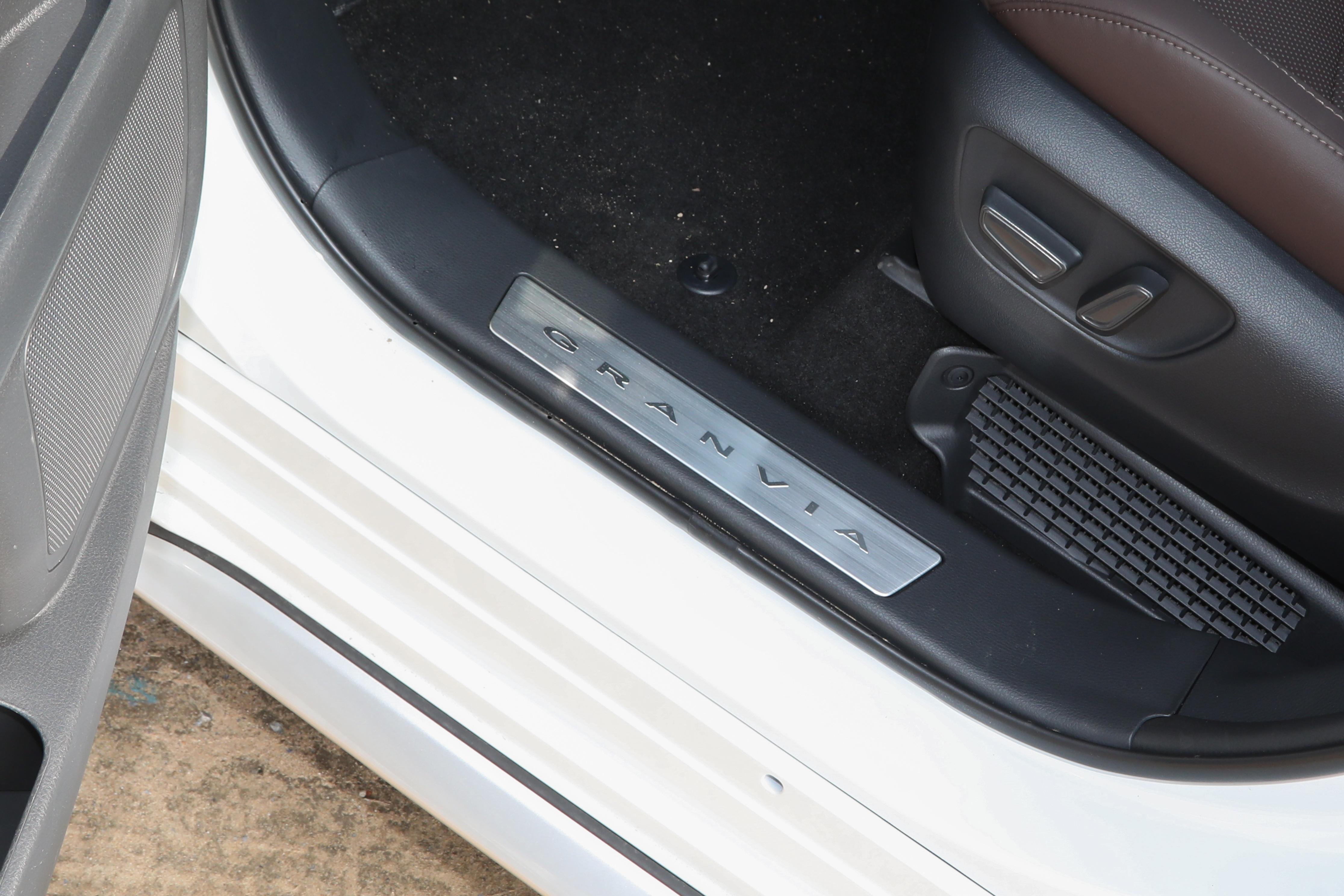 丰田小商务车_一汽丰田格瑞维亚 2026款 智能电混双擎2.5L四驱尊贵PLUS版 _ 丰田MPV 格瑞维亚 外观内饰评测 