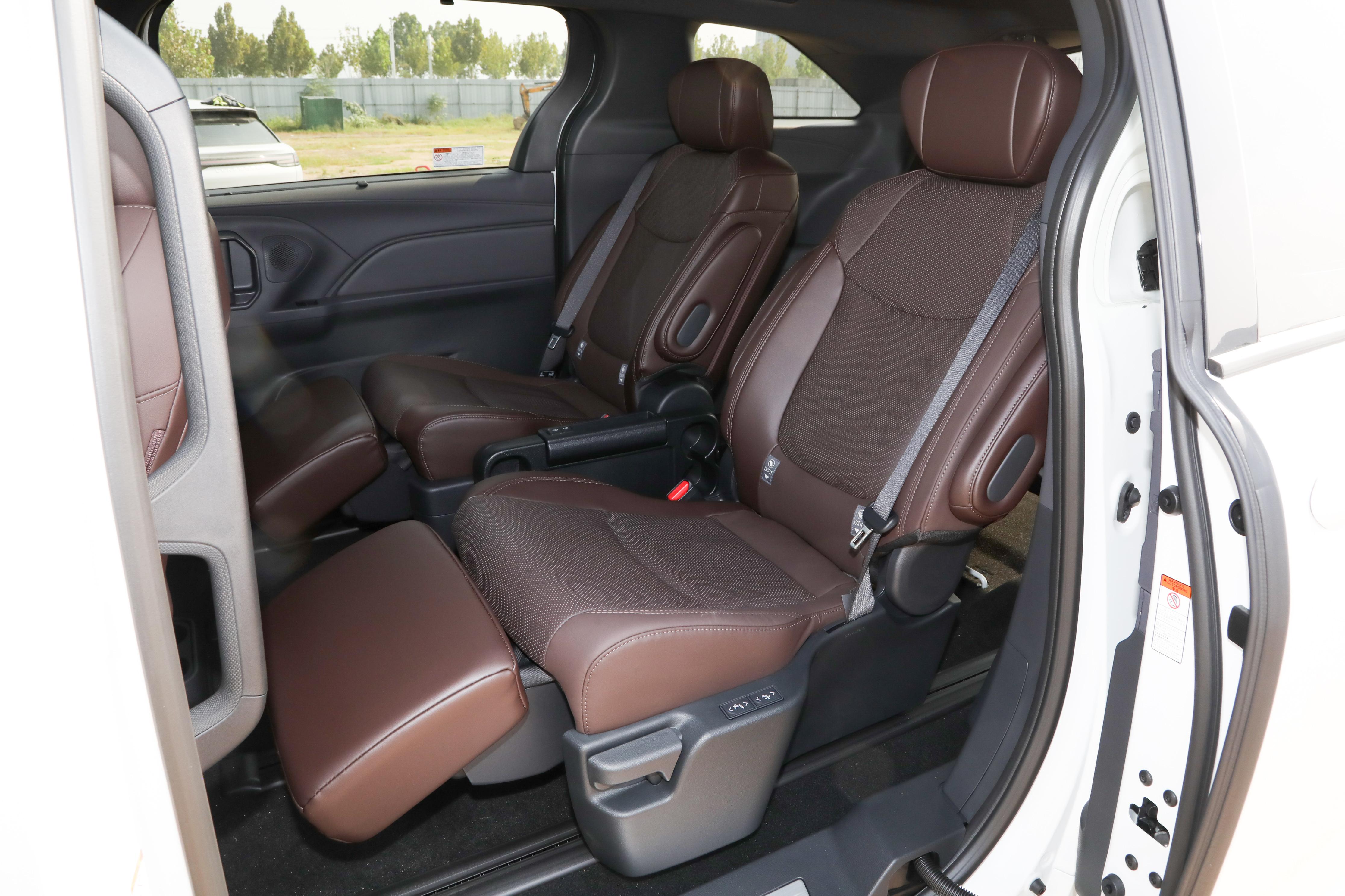 丰田小商务车_一汽丰田格瑞维亚 2026款 智能电混双擎2.5L四驱尊贵PLUS版 _ 丰田MPV 格瑞维亚 外观内饰评测 