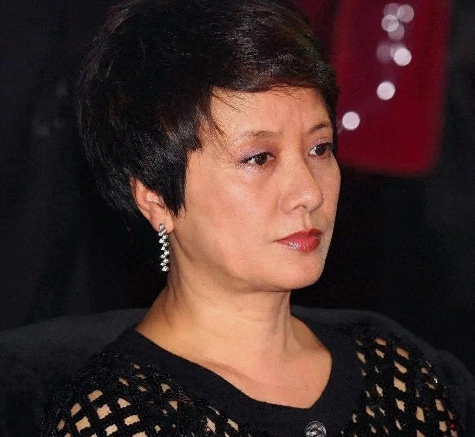 张国立与前妻_邓婕嫁给张国立条件 继子张默不认她 领养女儿像张国立