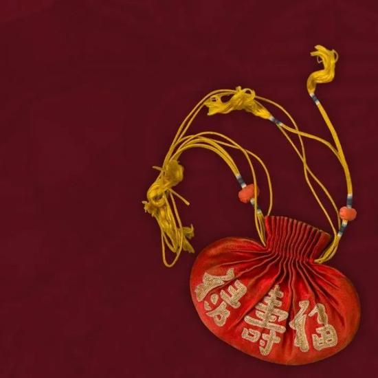 清 胭脂红釉碗和红色锻荷包