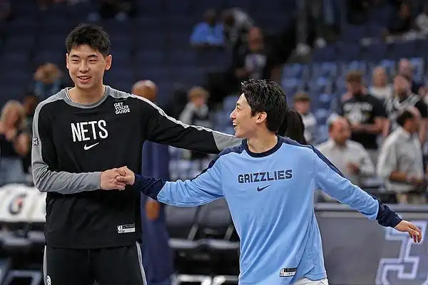 NBA施罗德对阵灰熊崔永熙河村勇辉亚洲球员首次同场亮相_亚洲德比!崔永熙河村勇辉同场作战 篮网胜灰熊