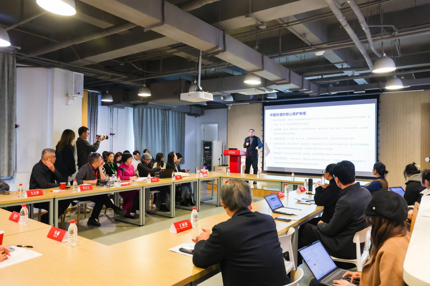 非物质文化遗产与现代设计的关系_人民艺术·匠心传承非物质文化遗产主题展_中国人民大学第二届人民艺术论坛