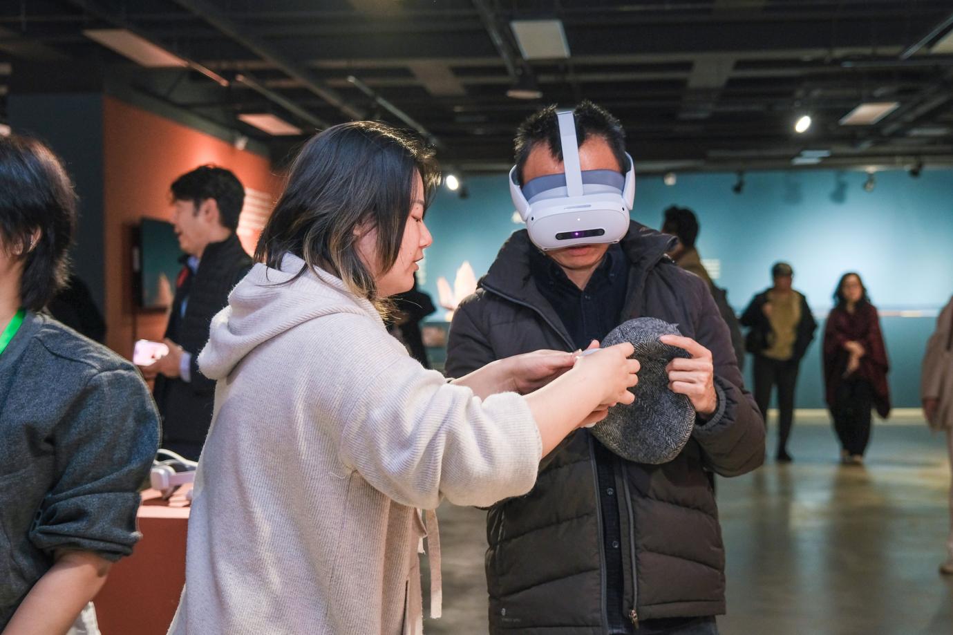 非物质文化遗产与现代设计的关系_中国人民大学第二届人民艺术论坛_人民艺术·匠心传承非物质文化遗产主题展