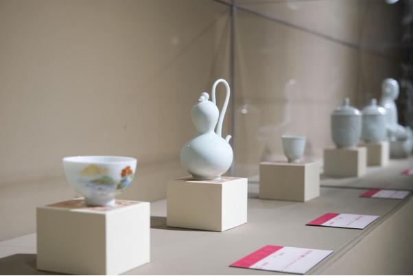 非物质文化遗产与现代设计的关系_人民艺术论坛 非物质文化遗产主题展 非遗融入现代生活