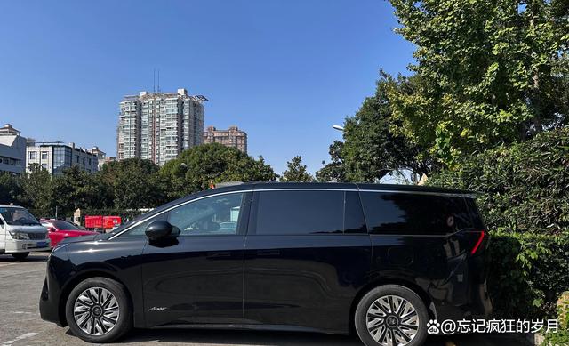 别克新MPV至境世家亮相，硬碰腾势岚图国产高端新能源车，拼智能拼豪华能翻身吗-有驾