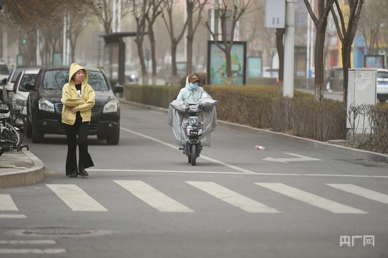 内蒙古沙尘暴黄色预警寒潮预警_内蒙古强沙尘暴能见度不足500米_沙尘暴素材