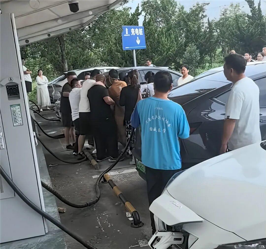 解决电动车充电难续航焦虑_全固态金属锂电池技术突破_新能源汽车电池突破