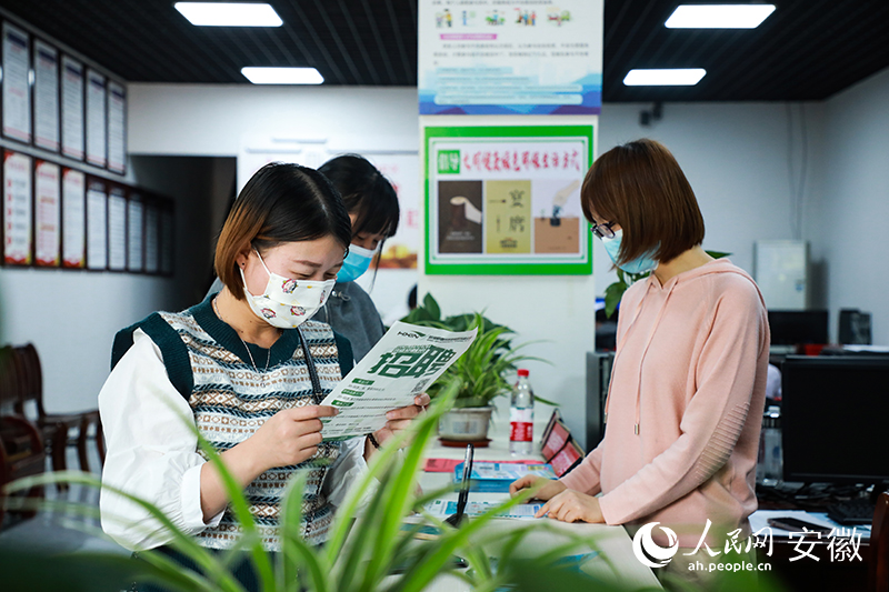 社区工作人员向居民介绍“三公里”平台使用方法。人民网 陶涛摄