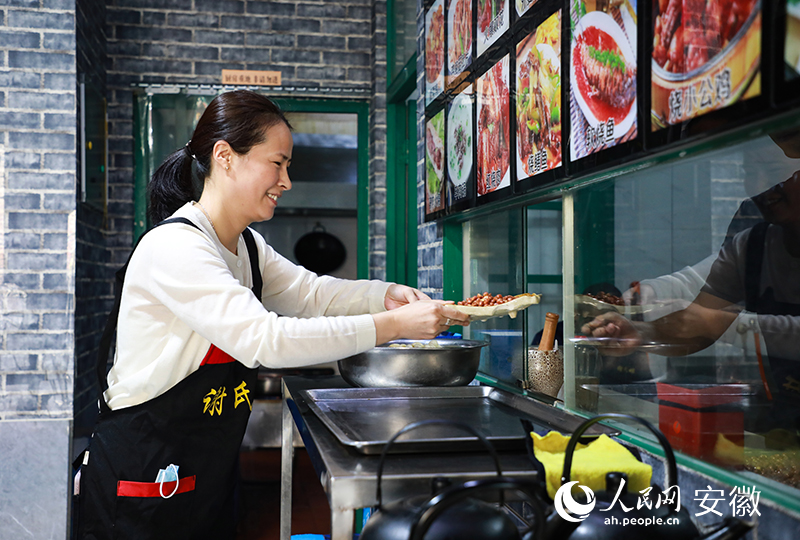 王继兰通过“三公里”平台在家附近小饭馆找到工作。人民网 陶涛摄