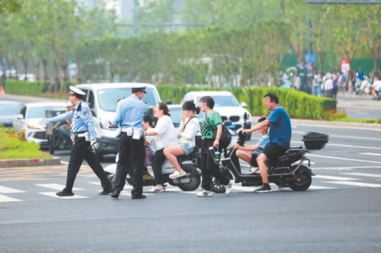 北京电动自行车强制戴头盔_佩戴头盔从“倡导”变“强制”_北京市非机动车管理条例修订草案