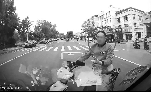 电动自行车佩戴头盔重要性_佩戴头盔从“倡导”变“强制”_南京电动自行车头盔管理措施