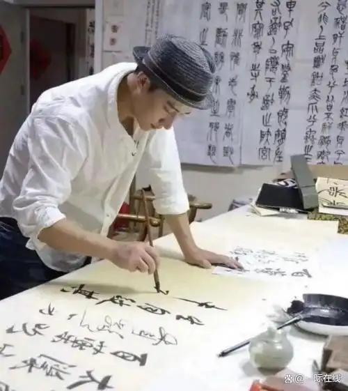 我国著名的艺术家有谁_周春芽 艺术家 画家 中国当代艺术