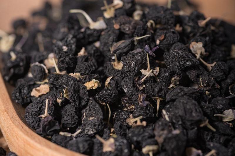 黑枸杞花青素功效_黑枸杞饮用方法_长期喝黑枸杞皮肤好得不得了