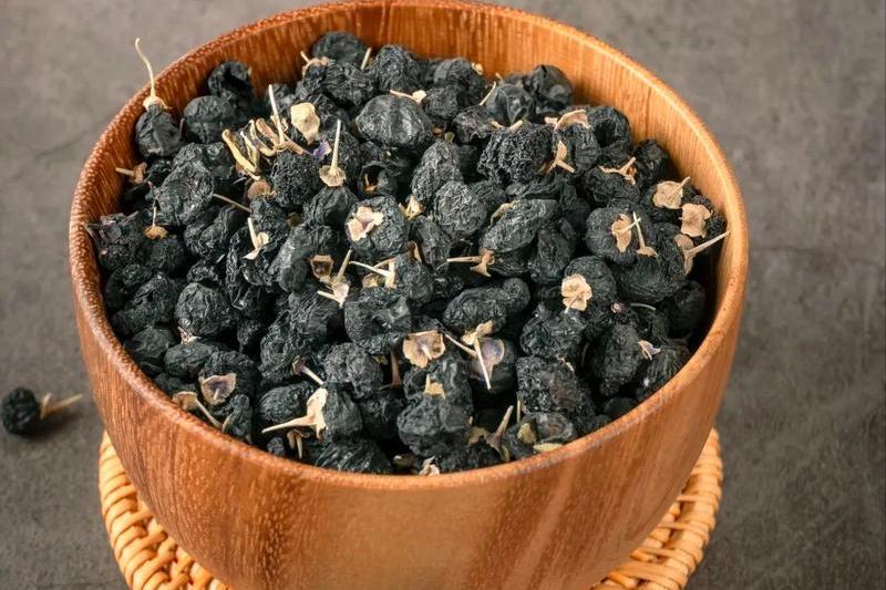 黑枸杞饮用方法_黑枸杞花青素功效_长期喝黑枸杞皮肤好得不得了