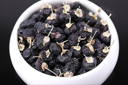 黑枸杞饮用方法_长期喝黑枸杞皮肤好得不得了_黑枸杞花青素功效