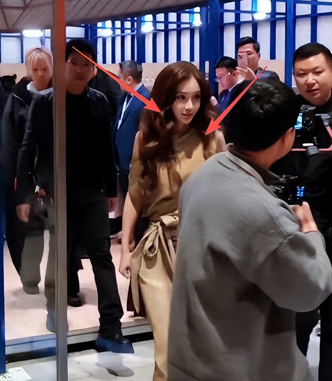 杨颖颜值变化分析_杨颖素颜丑照_杨颖金色斜肩长裙生图争议