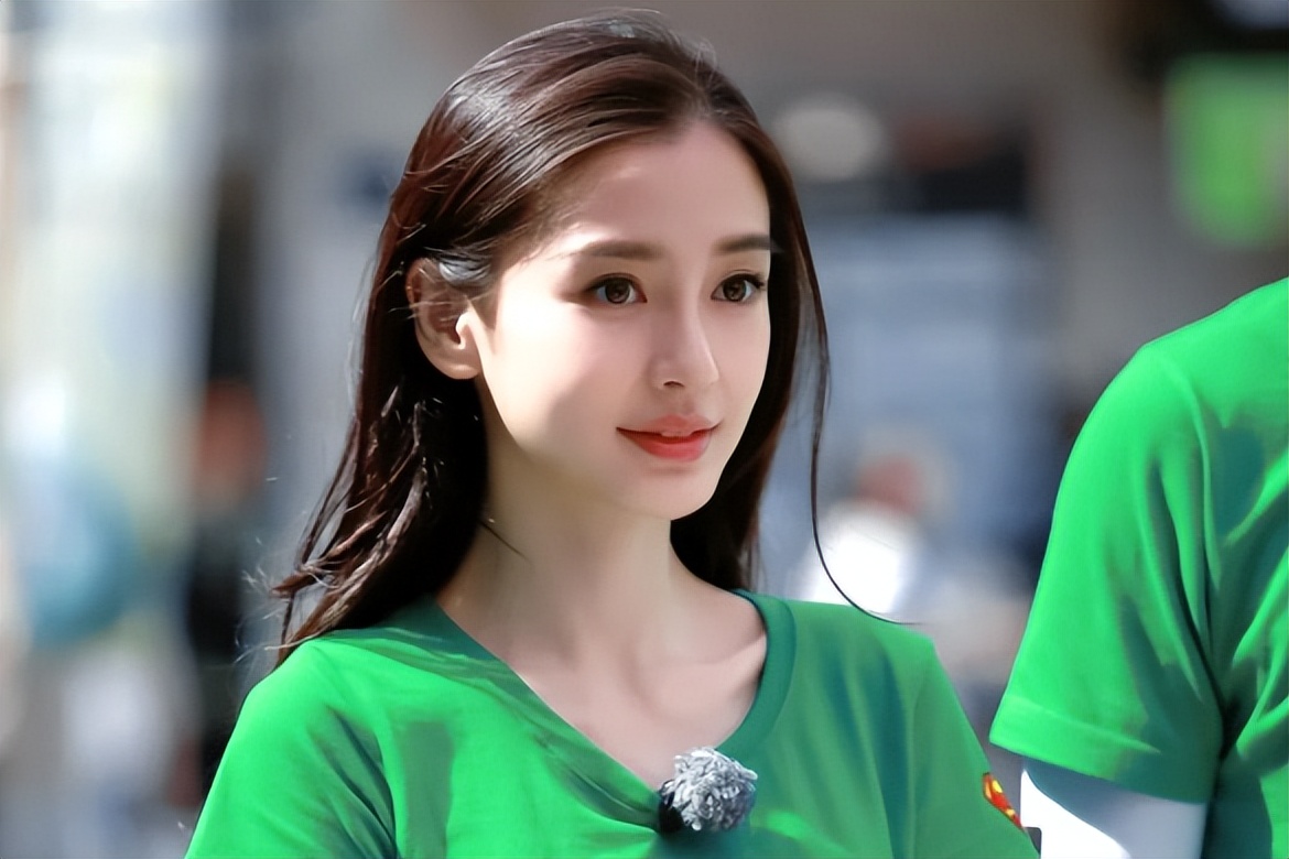 杨颖素颜丑照_杨颖金色斜肩长裙生图争议_杨颖颜值变化分析