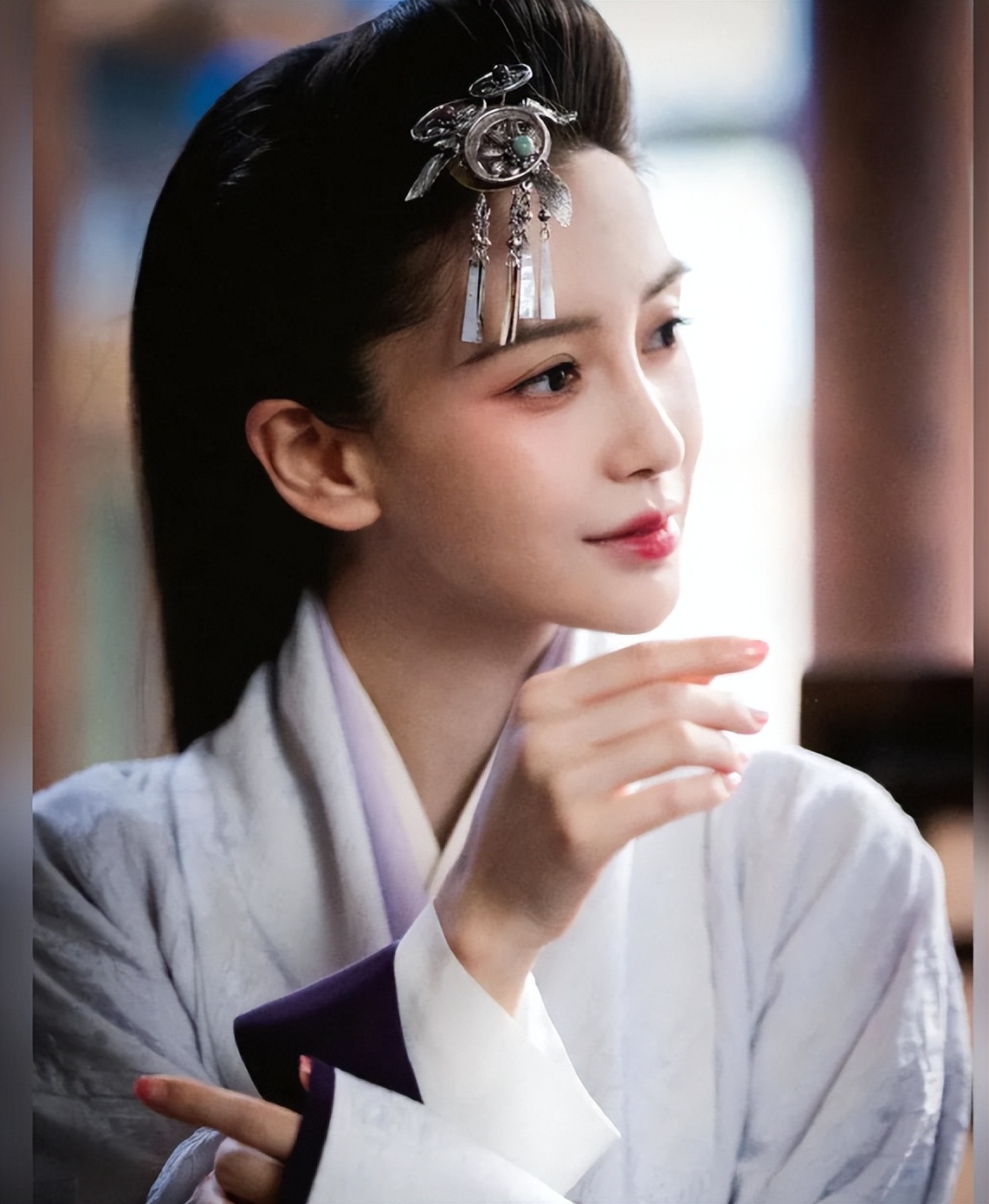 杨颖素颜丑照_杨颖金色斜肩长裙生图争议_杨颖颜值变化分析