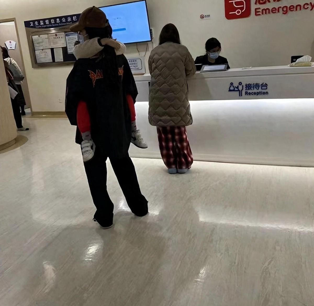 杨颖深夜带病小海绵就医 网友曝光憔悴现身医院 疯马秀风波事业低谷_杨颖素颜丑照