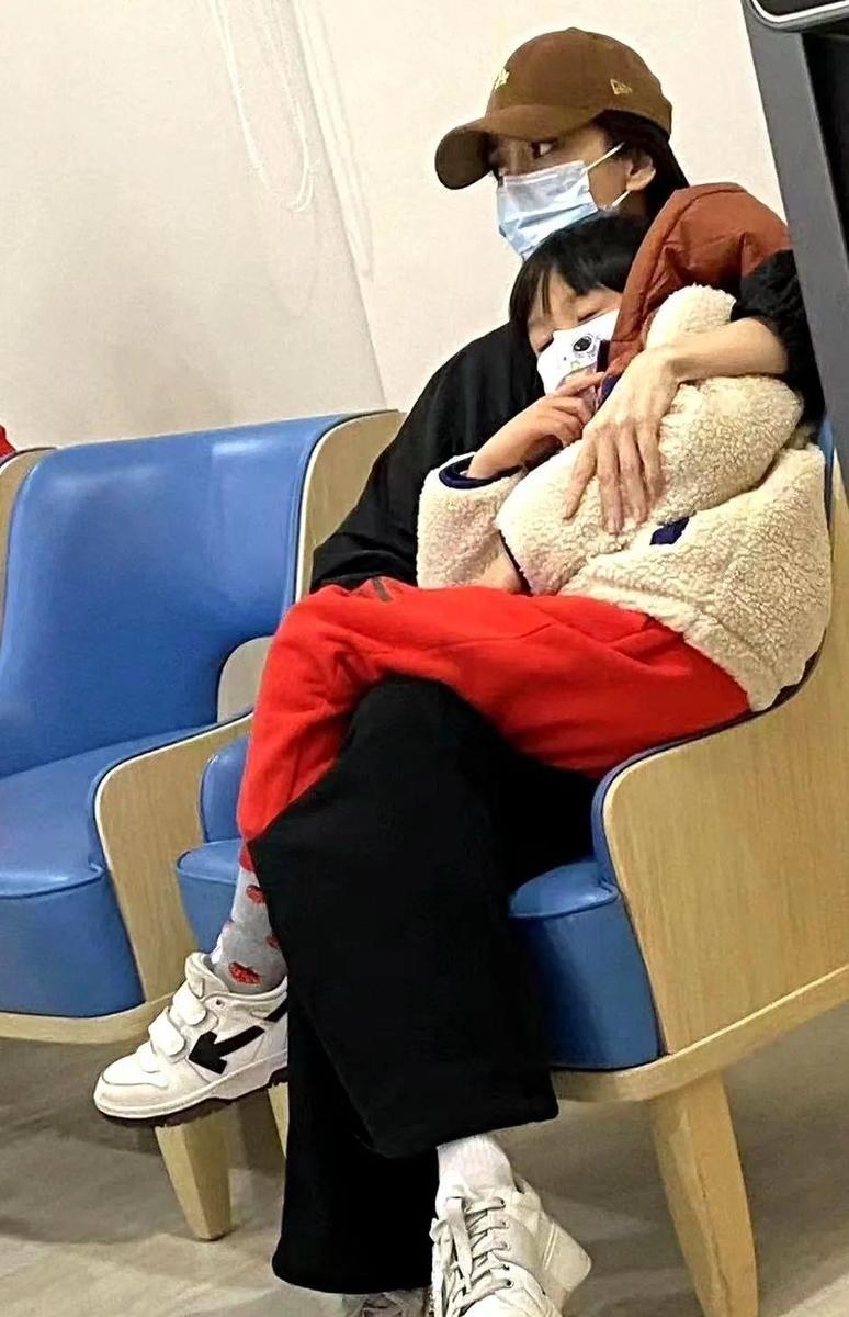 杨颖素颜丑照_杨颖深夜带病小海绵就医 网友曝光憔悴现身医院 疯马秀风波事业低谷