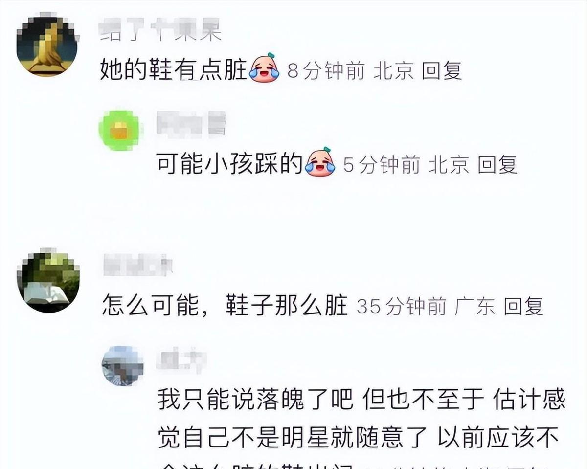 杨颖素颜丑照_杨颖深夜带病小海绵就医 网友曝光憔悴现身医院 疯马秀风波事业低谷