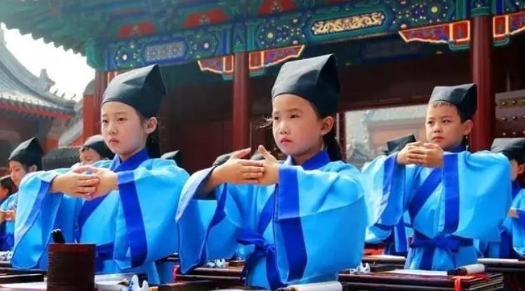 杨颖素颜丑照_杨颖深夜带病小海绵就医 网友曝光憔悴现身医院 疯马秀风波事业低谷