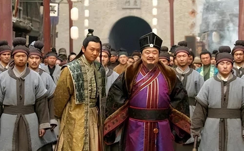 杨颖素颜丑照_杨颖深夜带病小海绵就医 网友曝光憔悴现身医院 疯马秀风波事业低谷