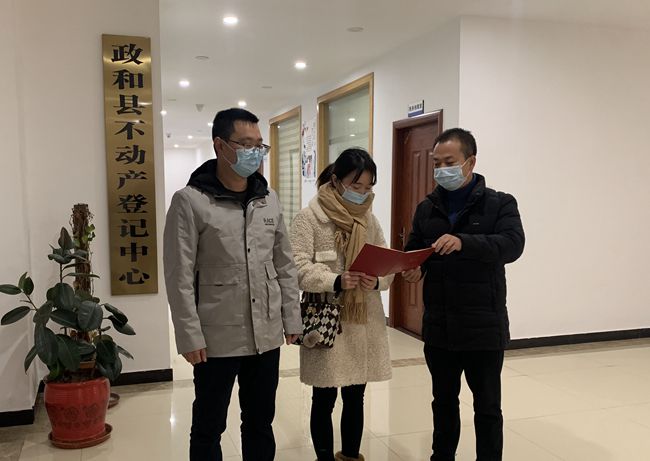 政和捧月佳苑小区业主赵义君、陈小娇夫妇领到不动产权证。政和县自然资源局供图