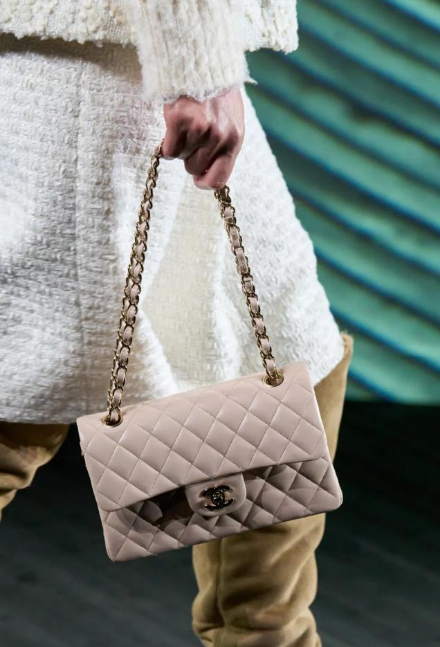 chanel涨价经典手袋价格分析_chanel最新广告大片解析_香奈儿经典台词