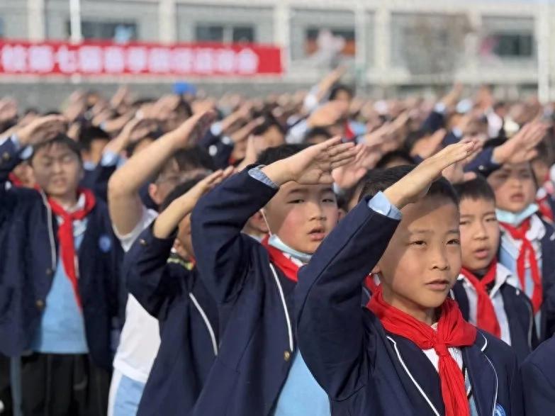 小学校运会通讯稿100字_运动会开幕式_阳光运动 快乐成长