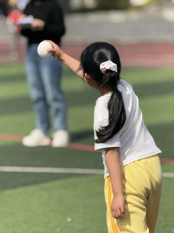 运动会开幕式_阳光运动 快乐成长_小学校运会通讯稿100字