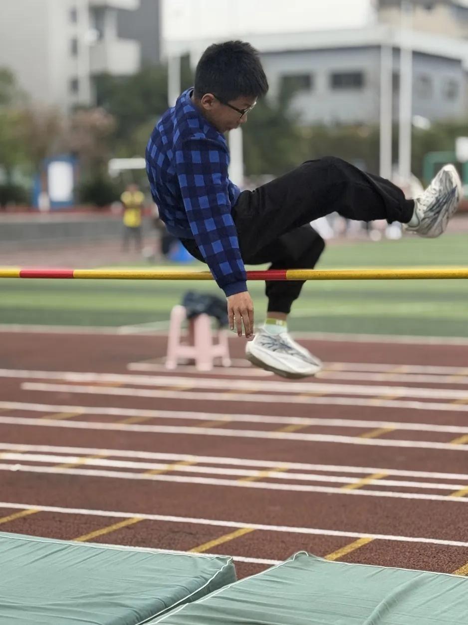 运动会开幕式_阳光运动 快乐成长_小学校运会通讯稿100字