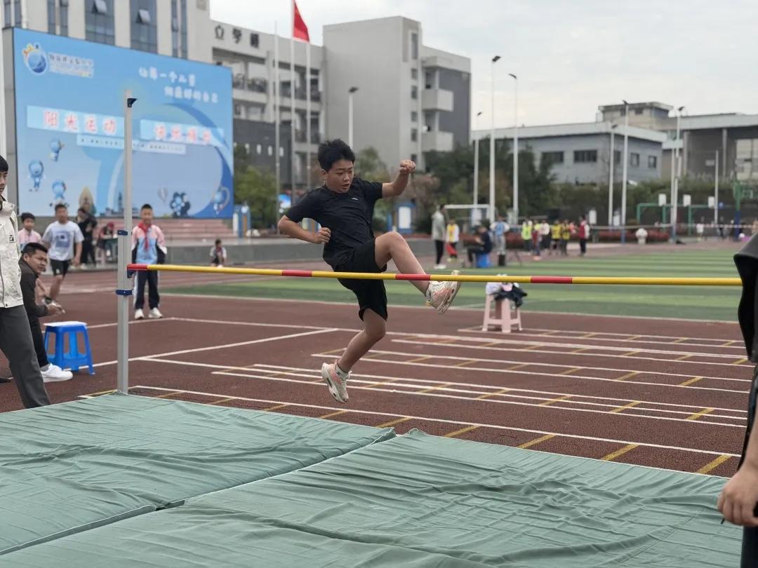 运动会开幕式_小学校运会通讯稿100字_阳光运动 快乐成长