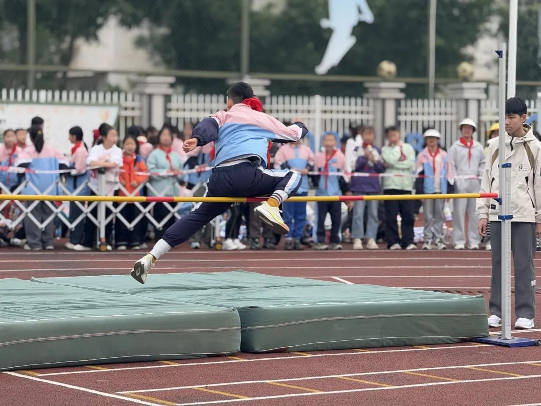 阳光运动 快乐成长_运动会开幕式_小学校运会通讯稿100字