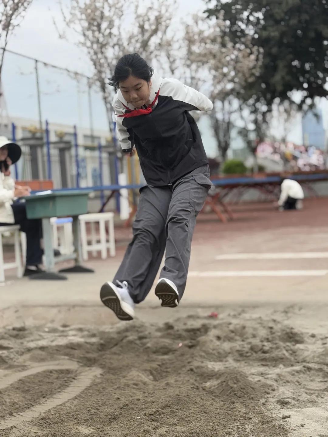 阳光运动 快乐成长_运动会开幕式_小学校运会通讯稿100字