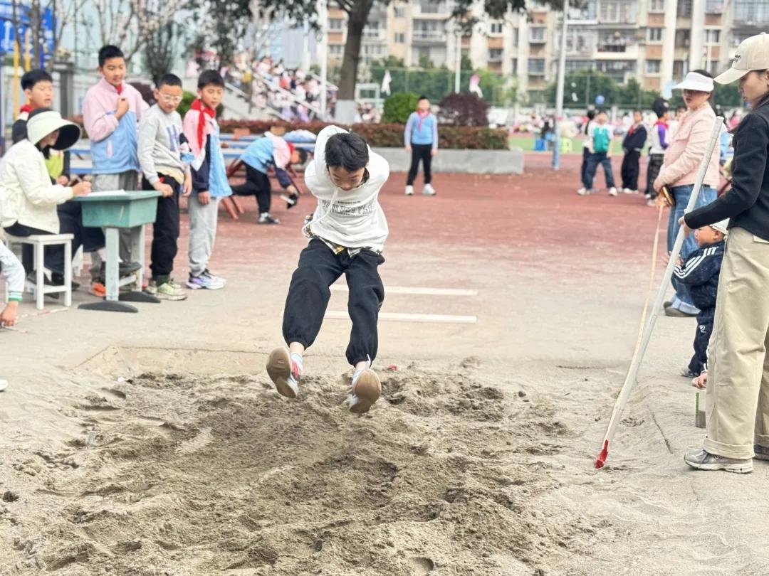 阳光运动 快乐成长_运动会开幕式_小学校运会通讯稿100字