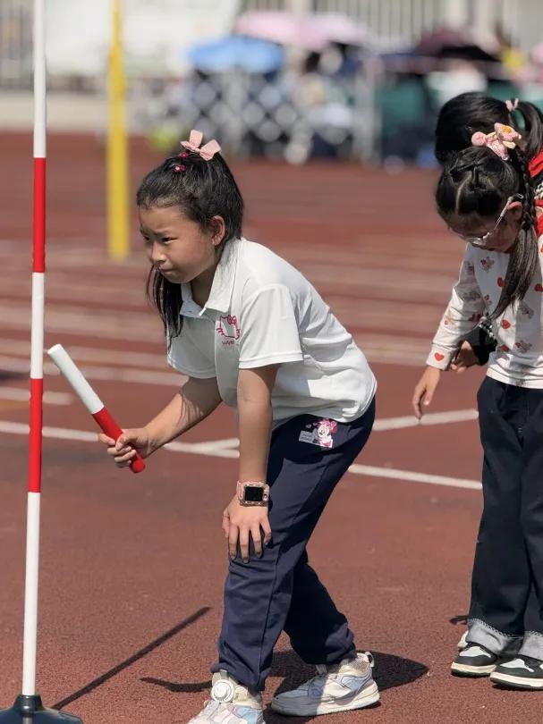 小学校运会通讯稿100字_运动会开幕式_阳光运动 快乐成长