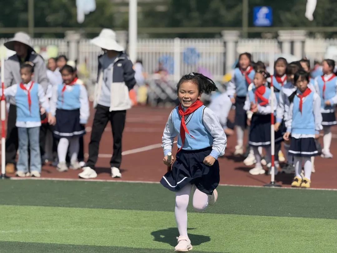 小学校运会通讯稿100字_运动会开幕式_阳光运动 快乐成长