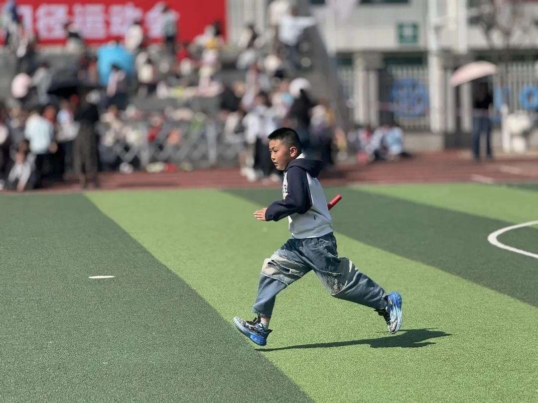 阳光运动 快乐成长_小学校运会通讯稿100字_运动会开幕式
