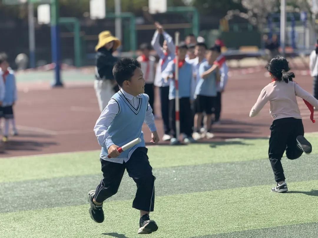 运动会开幕式_阳光运动 快乐成长_小学校运会通讯稿100字